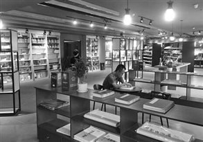 读者正在书店内安静地阅读。河南省新华书店发行集团 供图