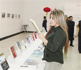 11月24日，在黎巴嫩首都贝鲁特的联合国教科文宫，一名来宾在中国优秀出版物展现场阅读展出的书籍。新华社记者 李良勇 摄